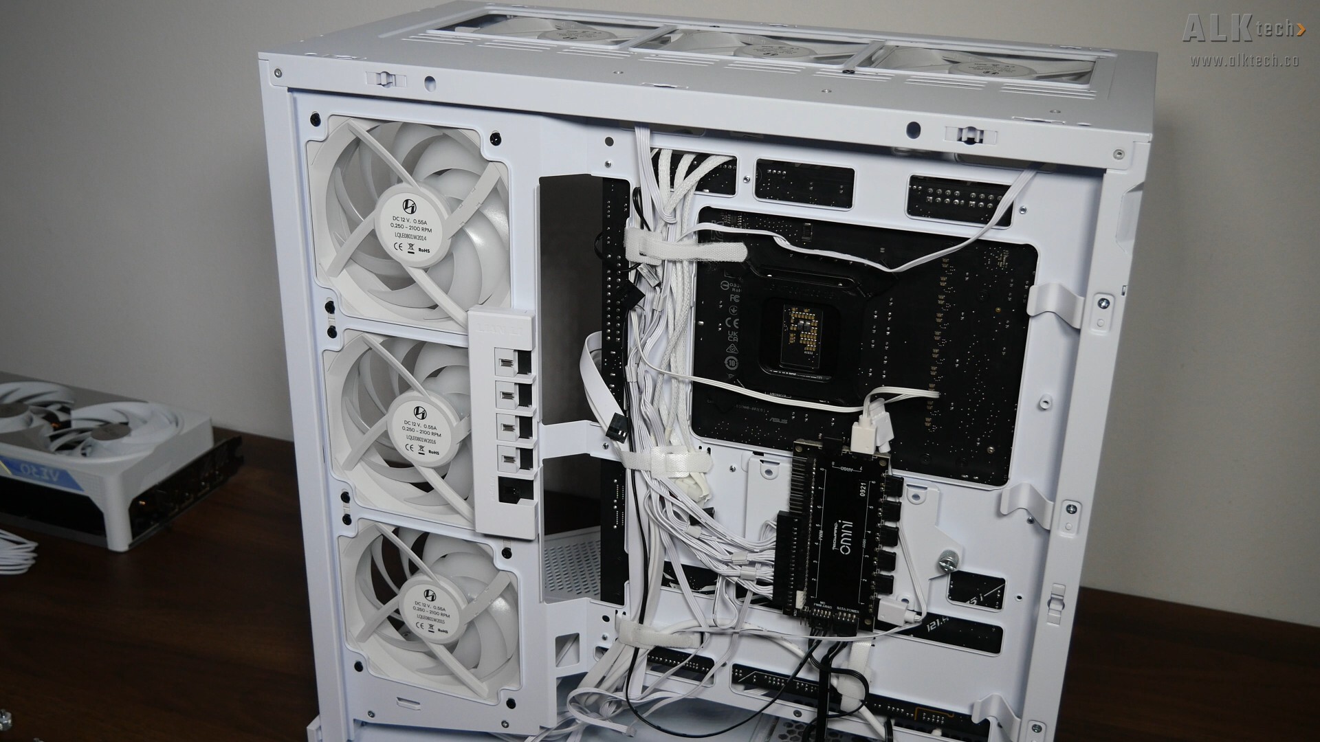 Unboxing & Overview: Lian Li RS1000G ATX Power Supply Unit